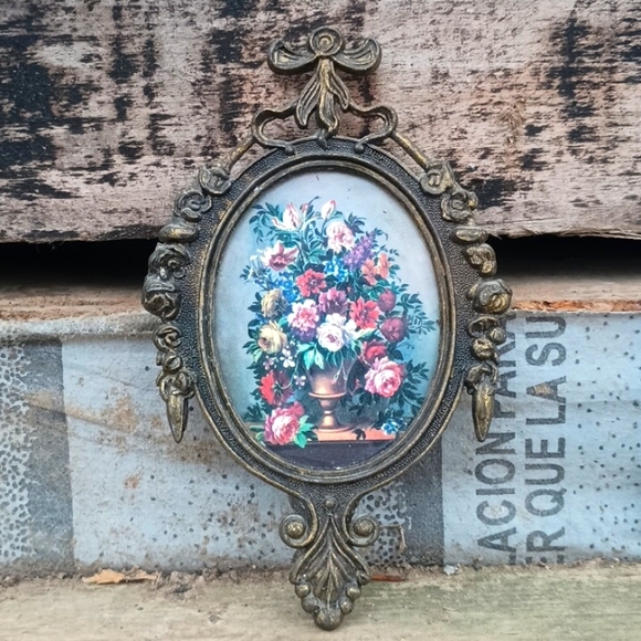 VTG (2) Brass Oval Wall Decor - Picture 4 of 8